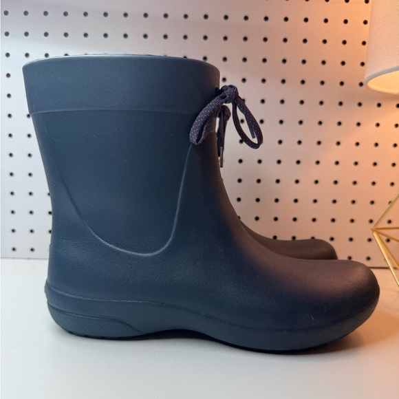 Women’s Crocs Freesail Shorty Rain Boot 203851 in Dark Navy Women's Size 8 - Picture 2 of 16